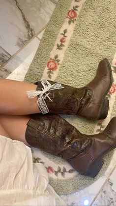 farmers daughter aesthetic Brown Cowgirl Boots Outfit Summer, Country Vintage Aesthetic, Farmers Daughter Core Outfits, Cowgirl Outfit Aesthetic, Cowgirl Boots Aesthetic, Cottagecore Cowgirl, Western Core, Country Core, Coquette Cowgirl