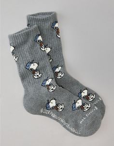 AE 24/7 Snoopy Crew Socks Snoopy Socks, American Eagle Socks, Snoopy Pattern, Disney Christmas Outfits, Snoopy Gifts, Snoopy Shirt, Low Cut Socks, Jean Trends, Men's Socks