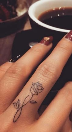 Tattoo Charlotte Tattoo, Strong Tattoos, Finger Tats, Finger Tattoo For Women, Small Rose Tattoo, Tattoo Techniques, Georgia Rose, Finger Tattoo Designs