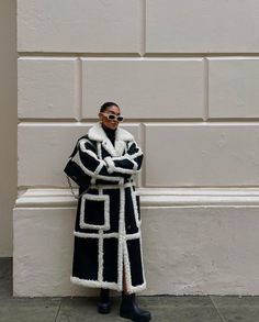 Avant Garde Winter Fashion, Long Coat And Dress Outfit, Streetwear Moodboard, Gallery Outfit, Dinner Outfit Winter, Look Date, Classic Knitwear, Fashion Style Inspiration, Aesthetic Gold