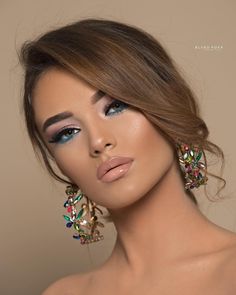 Sanggul Modern, Pale Makeup, Romantic Curls, Wedding Makeup Looks, Top Makeup Products, Pale Skin, Gorgeous Makeup, Cute Makeup, Beautiful Makeup