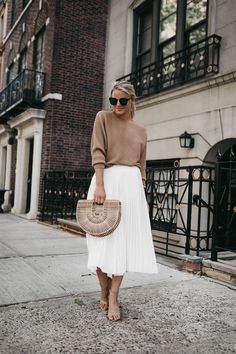 Outfit With Pleated Skirt, White Pleated Skirt Outfit, Spring Weekend Outfit, Rok Outfit, Glamour Women, Pleated Skirt Outfit, Skirt Diy, Look Office