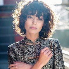 I tagli capelli 2019 ci sorprendono nell'autunno inverno con tendenze alla moda che privilegiano linee alla pari, volume e un certo ritorno alla naturalezza... Haircut Curly, Curly Hair With Bangs, Curly Bob Hairstyles, Dirty Dancing, Trending Hairstyles, Curly Hair Cuts, Short Curly Hair