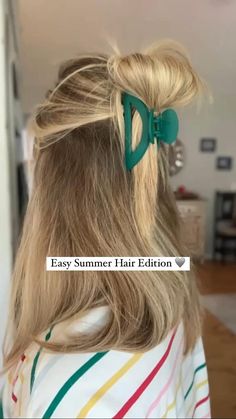 Effortless hair is where it’s at this Summer - try this hair clip style! Cute Updos For Long Hair, Claw Clips For Thick Hair, Intricate Hairstyles, Small Hair Claw, Clips For Thick Hair, Effortless Hair, Work Hair, Messy Buns