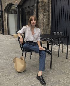 Classic Summer Outfits, Minimal Stil, Lizzy Hadfield, Minimalist Moda, Classic Style Outfits, Stil Boho, Bag Essentials, Jane Birkin, Estilo Chic