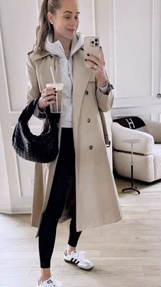 Winter Outfits With Skirts, Fall Skirt Outfits With Boots, Trench Coat Outfit Ideas, Mantel Outfit, Looks Adidas, Trench Coat Outfit, Casual Outfit Inspiration