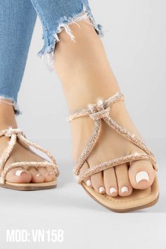 Horma: Apto para medios númerosCorte: pedrería Forro: Antitranspirante Suela: PVCAltura: Piso Peso: Ligera Fancy Sandals, Mens Sandals Fashion, Inexpensive Clothes, Fashion Slippers, Stunning Shoes, Womens Summer Shoes, How To Make Shoes, Mens Sandals, Casual Shoes Women