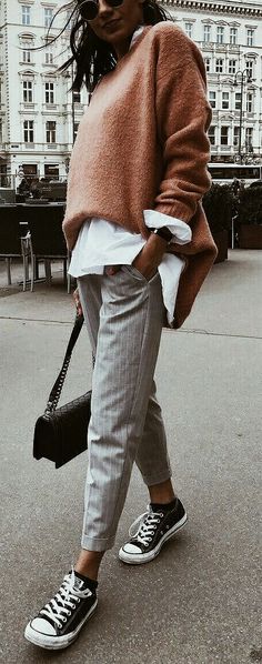 Нужны такие же брюки мне и срочно Sweater Style Outfits, Style Inspiration Vintage, Stylish Fall Outfits, Sneakers Street Style, Chic Pants, Fashion Business, Cozy Outfit