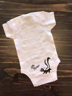 Cute Onsie Sayings Cricut, Diy Onsies For Boys Onesie Decorating, Cricket Onesie Ideas, Circuit Onesie Ideas, Newborn Onsies Funny, Newborn Cricut Onesie