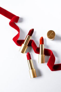 Lipstick Photography, Christmas Advertising, 심플한 그림, Makeup Wallpapers, Lisa Eldridge, Lipstick Designs, Classic Makeup, Holiday Campaign, Cosmetics Photography