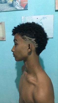 Listra/ /desenho no cabelo masculino inspirado no álbum “motomami” Best Curly Haircuts, Fade Haircut Curly Hair, Layered Curly Hair, Frizz Free Curls, Edgy Haircuts, Hair And Makeup Tips, Natural Hair Community, Platinum Hair, Bouncy Curls