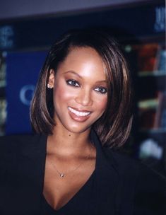 Tyra Banks Short Hair, 90's Makeup, Celebrity Airport Outfit, Airport Outfit Celebrity, Celebrity Acne, Richard Johnson, Celebrity Art Portraits, Celebrity Airport Style, Celebrity Artwork