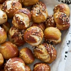 small rolls with sesame seeds and sprinkled on them