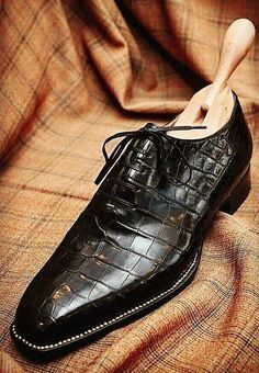 Handmade mens black crocodile dress shoes, black alligators formal shoes Luxury Black Men's Shoes For Galas, Low Heel Dress Shoes, Alligator Dress Shoes, Pattern Shoes, Boots Vintage, Shoes Spring, Brogue Shoes, Low Heel Shoes, Leather Dress Shoes