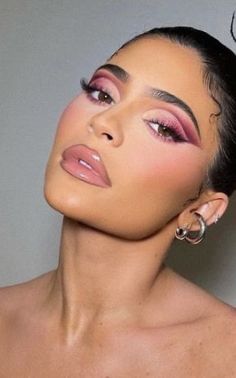 Kylie Pink Makeup, Full Glam Colorful Makeup, Kylie Jenner Pink Eyeshadow, Make Up For Barbie, Barbie Prom Look, Barbie Makeup Birthday Party, Ombre Eyeshadow Looks, Kylie Makeup Look, Birthday Party Makeup Looks