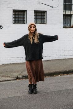 Jumpers Over Dresses Outfit, Edgy Maxi Dress Outfit, Long Skirt Jumper Outfit, Baggy Outfits For Women, Baggy Jumper Outfit, Urban Outfits For Women, Dress Jumper Outfit, Jumper Skirt Outfit, Oversized Jumper Outfit