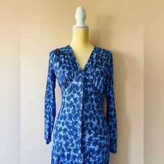 Very Pretty Blue Dress, Floral Print, Comfy Fabric And Feminine Style. Top Quality And Timeless Design. Viscose. Sustainable Collection. #Contemporary #Feminine #Blue #Casual #Midi Dress #Whistles #Streetwear #Retro #Timeless #Versatile #Floral Blue Dress Floral, Pretty Blue Dress, Casual Midi Dress, Blue Floral Midi Dress, Dress Long Sleeves, Long Sleeve Midi Dress, Dress Floral, Floral Midi Dress, Blue Dress