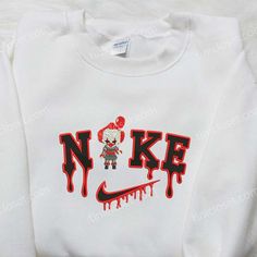 Pennywise x Nike Embroidered Sweatshirt, It Movie Embroidered Sweatshirt, Best Halloween Gift Ideas Nike Embroidered Sweatshirt, Nike Cartoon, Nike Inspired, Embroidered Shirts, Limited Edition Shirt, Shirt Nike, Nike Brand, Hoodie Material, Custom Nikes