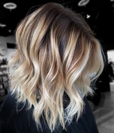 Bob with High-Contrast Blonde Balayage Dark Roots Blonde Hair Balayage, Root Smudge Blonde, Short Blonde Hair Ideas, Ash Blonde Short Hair, Blonde Balayage Bob, Root Smudge, Blonde Hair With Roots, Shoulder Length Blonde, Short Hair Highlights