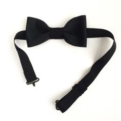 This is the bow tie every man should have in your wardrobe.The black bow tie is a timeless and it is ideal to be chic in various events. Wedding, birthday, Gala, etc.This bow as the set of bowties Prism Bowtie was made by hand in France and with love.Bow size: about 10x5cmChoker adjustable from 33 to 47 cm. Ideal to fit perfectly around your neckMake you directly on the site to see other great classics of the masculine.> www.leprismebowtie.comBow tie made in Lille. Classic Adjustable Bow For Business, Adjustable Classic Bow For Business, Classic Adjustable Bow Tie For Black-tie Events, Classic Bow Tie For Black-tie Events, Classic Adjustable Bow Ties, Classic Adjustable Satin Bow Tie, Classic Adjustable Bow With Bow Tie Back, Classic Adjustable Bow With Detachable Feature, Classic Bow With Bow Tie Back