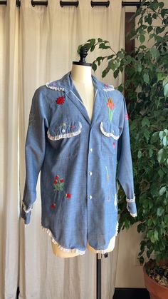 1970's Selvedge Big Mac Embroidered Chambray Shirt Condition- Amazing condition. No discoloration, no rips, no stains! Measurements - Size Men's Small Shoulders - 17 (34) Pit to pit -  20.5  across (41) Length - 29 We have a no return policy, so please read all measurements before purchasing. If you have anymore questions, never hesitate to message us! Item comes fully insured and shipped with USPS priority. We take 3-5 days to process order. 1970s Style Cotton Shirt For Spring, Retro Embroidered Cotton Shirt, Vintage Collared Shirt With Floral Embroidery, Embroidered Chambray Shirt, Vintage Reworked Cotton Tops, Vintage Blue Embroidered Blouse, Embroidered Denim Button-up Shirt, Denim Blue Floral Embroidery Button-up Top, Small Shoulders