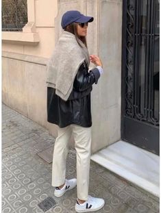 Looking for fresh style inspiration? Check out 60+ Veja sneakers outfits! Elevate your wardrobe with these unique ideas and the best ways to wear Veja sneakers this year. Layering Outfits Fall, Mode Jeans, Populaire Outfits, Mode Ootd, Layering Outfits, Ținută Casual, Looks Chic, Mode Inspo