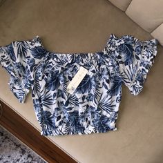 Size Small Blue Tops For Beach Season Brunch, Blue Tops For Brunch During Beach Season, H&m Summer Beach Tops, Blue Summer Top For Vacation, Blue Floral Print Summer Crop Top, Blue Floral Print Crop Top For Beach, Blue Printed Crop Top For Summer, Fitted H&m Top For Beach, Blue Summer Crop Top For Vacation