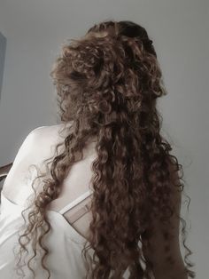 Brown Wavy Hair Aesthetic, Chocolate Curly Hair, Wavy Hair Aesthetic, Brown Aesthetics, Brown Wavy Hair, Princess Clothes, Hungry Hearts, Dark Academy, Brown Curly Hair