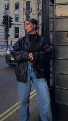 Cold Outfits Leather Jacket, Fall Outfits Black Leather Jacket, Fall Outfits 2023 Leather Jacket, Tomboy Leather Jacket Outfit, Leather Jacket With Sweatshirt, Summer Outfits With Leather Jacket, Medium Length Leather Jacket Outfit, Leader Jacket Outfit Women, 90s Leather Jacket Outfit Vintage