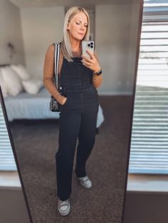 Black Denim Overalls Outfit, Black Overalls Outfit Fall, Fall Overall Outfits, Winter Overalls Outfit, Overalls Outfit Fall, Overalls Outfit Winter, Denim Overalls Outfit, Fall Overalls