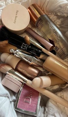 Make Up Asethic, Makeup Aesthic, High End Makeup Aesthetic, Makeup Astethic, Makeup Supplies, Basic Makeup, Beauty Make-up