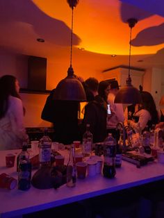 Sunset lamp Chill Birthday Aesthetic, Chill House Party Aesthetic, Y2k House Party, Chill Party Aesthetic, Aesthetic House Party, Soiree Aesthetic, Highschool Party Aesthetic, Party Aftermath, Parties Aesthetic