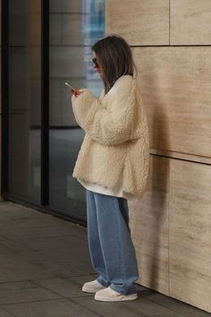 relaxed styled, hailey bieber, minimalist, fluffy coat Vetement Hippie Chic, Mode Boho, Outfit Trends, Sporty Chic, Autumn Outfit