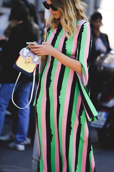 Milan Fashion Week Street Style Spring 2018 Photos Milan Fashion Week Street Style, Urban Fashion Trends, New Street Style, Color Trends Fashion, Straight Cut Jeans, Street Style Trends, Milan Fashion Weeks, Spring Street Style, Cool Street Fashion