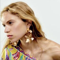 Abstract Gold Flower Gold Colour Brand New No Tags Anthropologie Jewelry 2023, Boho Earring, Zara Jewelry, Oversized Earrings, Zara Gold, Alloy Earrings, Hanging Earrings, Leaf Flowers, Floral Earrings