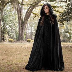 Wonder Woman Black Hooded Cloak with faux fur trim, oversized hood and metal clasp. Perfect for any cosplay, Wonder Woman, or LARP fan. #halloween #wonderwoman #hoodedcloak #halloween2020 #halloweencostume #costume #cosplay #larp #wonderwoman1984 #dressup #blackcloak Black Fur Cloak, Winter Wedding Shawl, Medieval Cloak, Cape With Hood, Faux Fur Cape, Black Cloak, Fur Shrug, Bridal Cover Up, Larp Costume