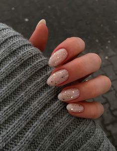 #xmasnails #glow #nailsoftheday Classy Christmas Nails 2023, Christmas Minimalistic Nails, New Year Glitter Nails, Plexigel Nail, Simple Nails 2024, Nails For Christmas And New Years, Almond Nails Designs Christmas, Short Office Nails, Christmas Classy Nails