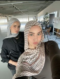 Indian Hijabi Outfits, Hijabi Essentials, Hijabi Bandana Outfits, Vela Hijab, Hijabi Coquette, Hijab Inspo Scarfs, Neat Casual Outfits, Hijabi Fits