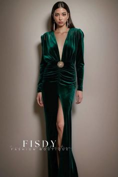 Fisdy - Maxi Vestido de Noche con Flecos y Manga Larga en V Profunda Green Velvet Dresses, Prom Gown Elegant, Emerald Green Velvet Dress, Special Event Outfit, Evening Maxi Dress, Velvet Party Dress, Green Velvet Dress, Velvet Dresses, Outfit For Women