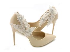 Phenomenal, very cute beautiful shoe clips with beautiful decor Exceptional ornaments for a special woman! The clips are additionally felt-protected so you will not shoe damage. We make every effort to ensure that the images reflect the actual color of the product, but may vary slightly depending on the settings of your monitor. White Lace Shoes, Silver Bridal Shoes, Pearl Wedding Shoes, Bridal Shoe, White Shoe, Rhinestone Shoes, Crystal Shoes, Decorated Shoes, Pearl Wedding