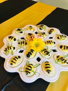 there is a plate that has some little bees on it and flowers in the middle