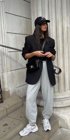 Black Blazer 2023 Outfit, Athleisure Blazer Outfit, Baseball Hat Blazer Outfit, Black Blazer Outfit Street Styles, Artsy Sporty Outfits, Grey And Black Outfits Casual, Fall Styling Outfits, Sweats With Blazer Outfit, Sport Blazer Women Outfit