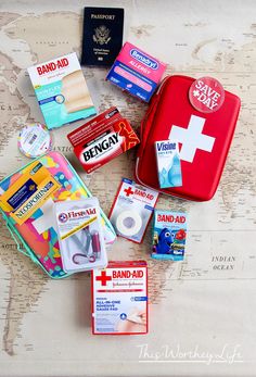 DIY Travel First Kid Idea First Aid Kit Diy, Printable Checklist, Diy Cans, Diy Travel, Travel Diy, Diy Picture, Hydrogen Peroxide