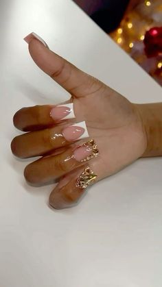 White Short Duck Nails, Short Gold Acrylic Nails, Gold Duck Nails, Nail Ideas Black Women, Gold Acrylic Nails, Girly Acrylic, Duck Nails