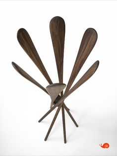 three wooden spoons are arranged in the shape of a flower