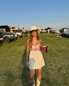 #festivalfashion #festival #countrygirl #forloveforlemons #stagecoach Western Music Festival Outfit, Festival Country Outfit, Stagecoach Aesthetic, Stagecoach Outfit Ideas, Stagecoach Outfits, Stagecoach Outfit, Cowboy Boot Outfits, Country Fits