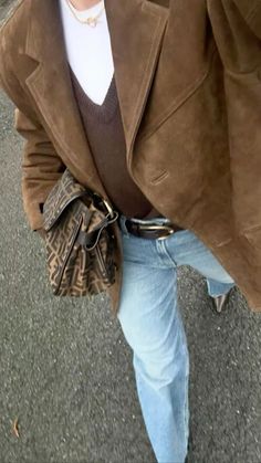 Suede Jacket Street Style, Suede Jacket Outfit 2024, Tan Suede Jacket Outfit, Suede Blazer Outfit, Suede Aesthetic, Brown Suede Jacket Outfit, Suede Jacket Outfit, Cute Pose Ideas, Vsco Girl Aesthetic