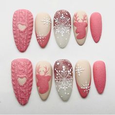 Ajoutez une touche de magie hivernale avec nos clous Pink Deer Snowflake ! Ces presses réutilisables sont ornées de délicats motifs de cerf et de flocon de neige, apportant un charme doux et festif à vos ongles pour la saison. Merci de soutenir ma petite entreprise. Vous pouvez réutiliser tous les clous que vous avez achetés chez nous plusieurs fois, si vous les manipulez avec soin Vous êtes-vous prêt à répondre à vos questions ? 10 heures 24 heures sur 24 1 1 . Personnalisation Tous mes ongles sont peints à la main, donc toutes les nouvelles idées et personnalisations sont disponibles. Nous pouvons même créer un tout nouvel ensemble, alors n'hésitez pas à m'envoyer un message. Dimensions Veuillez mesurer votre ongle et trouver la taille dans notre guide en images. Nous pouvons tout à fait Nails Merry Christmas, Snowflake Christmas Nails, Christmas Nails Pink, Press On Nail Kit, Christmas Press On Nails, Pink Deer, Candy Cane Nails, Press On, Snowflake Nails