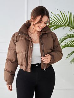 Brown Jacket Outfit Winter, Brown Jacket Outfit Woman, Outfits With Puffer Jackets, Puffer Jacket Outfit Winter Style, Campera Puffer, Winter 2023 Fashion Trends, Brown Jacket Outfit