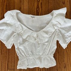 This Top Is Brand New And Never Been Worn Before. It Is Perfect For The Warm Weather. It Can Be Dressed Up Or Dressed Down! Linen V-neck Tops With Ruffles, Beach Linen Tops With Ruffles, Beach Tops With Ruffles In Linen, Cropped Ruffle Blouse For The Beach, Cropped Ruffle Blouse For Beach, Cropped Ruffled Blouse For The Beach, Ruffled Cropped Blouse For Beach, White Linen Peasant Top For Summer, White Blouse